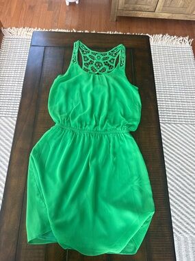 express green lace dress | Dresses | Express Vneck Midi Size Small short formal emerald green dress